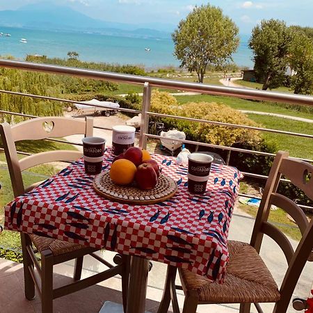 Seeblickwohnung Sirmione - Fronte Lago Mit Privatsteg Bagian luar foto
