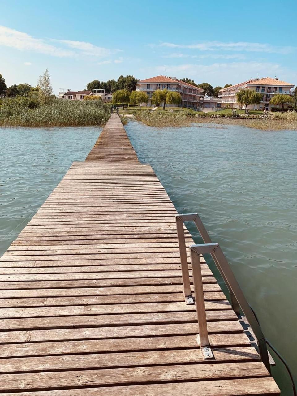 Seeblickwohnung Sirmione - Fronte Lago Mit Privatsteg Bagian luar foto