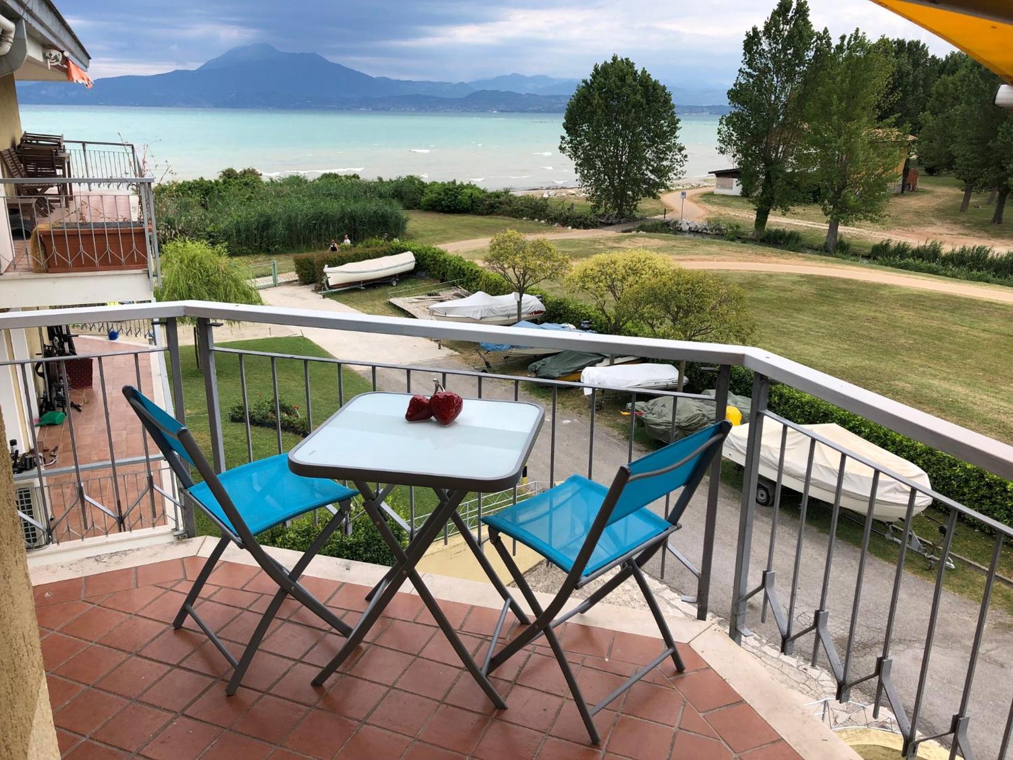 Seeblickwohnung Sirmione - Fronte Lago Mit Privatsteg Bagian luar foto