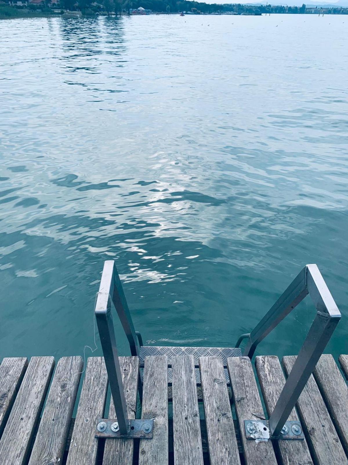 Seeblickwohnung Sirmione - Fronte Lago Mit Privatsteg Bagian luar foto