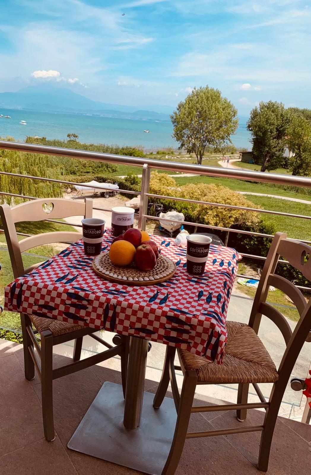 Seeblickwohnung Sirmione - Fronte Lago Mit Privatsteg Bagian luar foto